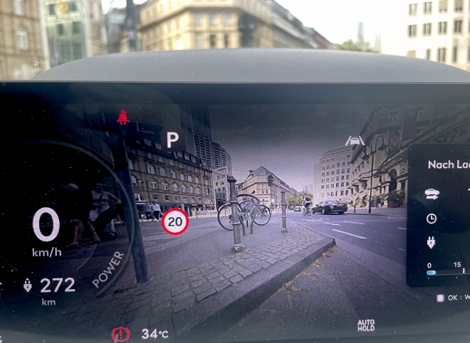 Genesis Electrified G80 Facelift: Bild der Frontkamera im Tacho und Cockpitdisplay