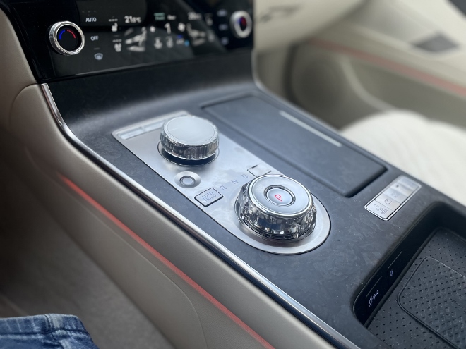 Genesis Electrified G80 Facelift: schalte auf der Mittelkonsole und Smartphone Ladestation