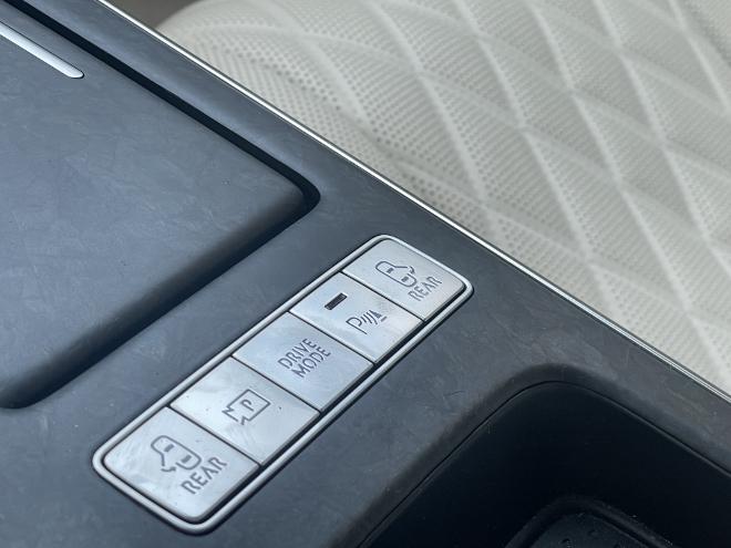 Genesis Electrified G80 Facelift: Tasten auf der Mittelkonsole für die linkere hintere Türe, die Kameras, den Drive Mode und die rechte hintere Tür