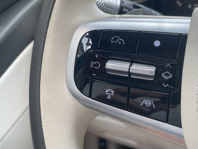 Genesis Electrified G80 Facelift: Tasten am Lenkrad für den Tempomat, die Distanz zum Vordermann und das regulieren das Tempo
