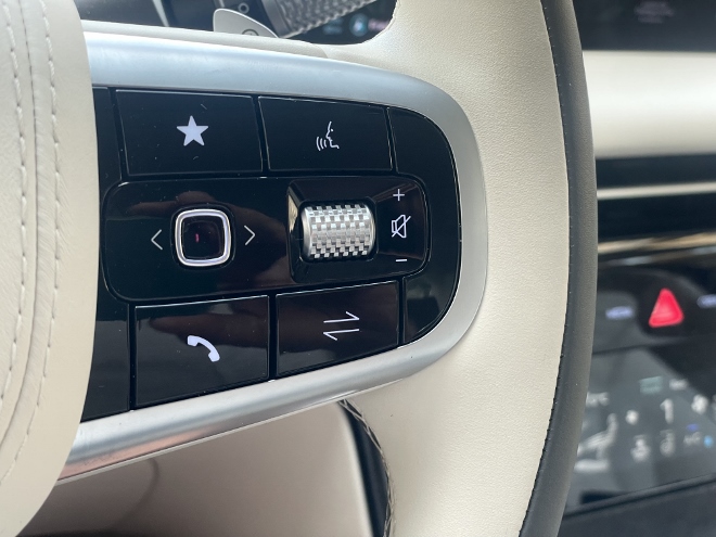 Genesis Electrified G80 Facelift: schalte am Lenkrad für das Telefon, die Lautstärke und die Sprachsteuerung