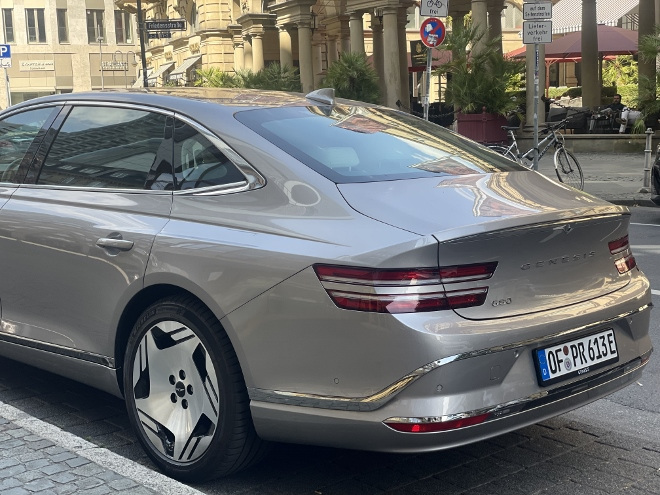 Genesis Electrified G80 Facelift: fleßendes Heck Limousine und Rückleuchten