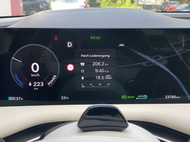 Genesis Electrified G80 Facelift: Cockpit mit Anzeigen für Tempo, Reichweite, gefahrene Kilometer, Verbrauch und Zeit. Dazu unten Ladestand, Temperatur und Modus der Rekuperation LV3