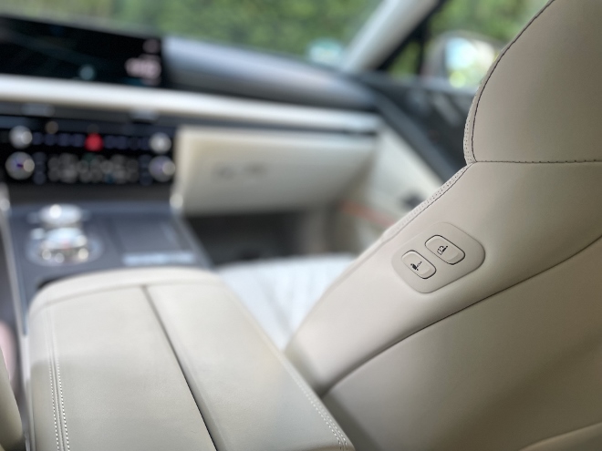 Genesis Electrified G80 Facelift: Tasten am Beifahrersitz für das Verschieben und das neigen der Lehne des Vorsitzes für mehr Beinfreiheit auf der Rückbank hinten rechts