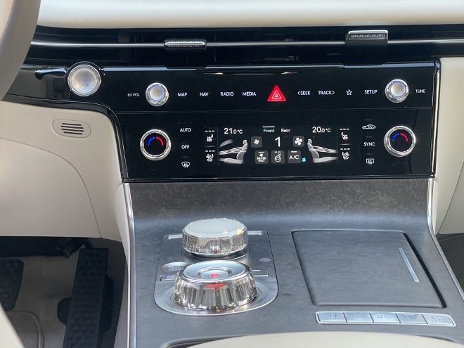Genesis Electrified G80 Facelift: Klimakonsole mit Drehschaltern und Touchscreen zum Einstellen für Klimaanlage und Lüftung oberhalb der Mittelkonsole