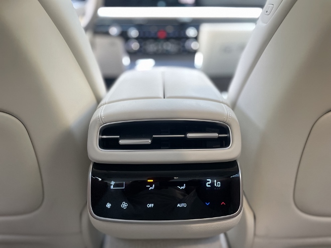 Genesis Electrified G80 Facelift: Ende der Mittelkonsole vor der Sitzbank für die Einstellung des Klima mit Luftdüsen für den Fond