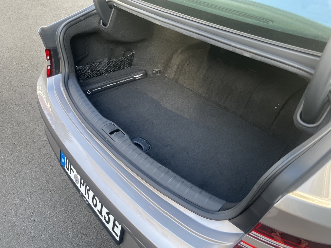 Genesis Electrified G80 Facelift: Kofferraum und Gepäckraum mit Wölbung am Ende, die das Ladevolumen einschränkt. Breite, Höhe, Tiefe