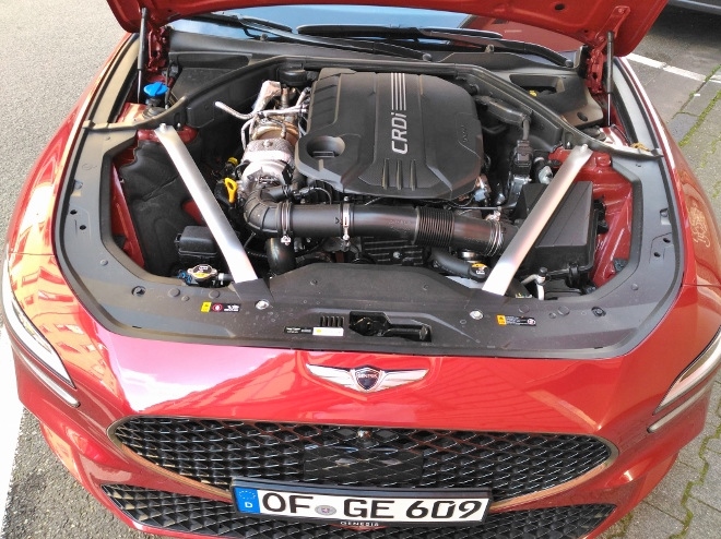 Genesis G70 Shooting Brake 2.2 Diesel Motor uns Streben im Motorraum