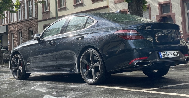 Genesis G70 2.0T Limousine von der Seite und hinten