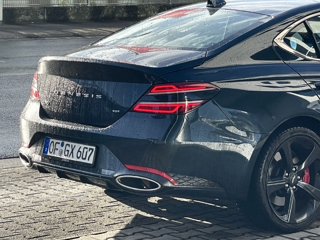 Genesis G70 2.0T Limousine Heckleuchten, Heckspoiler und Auspuff