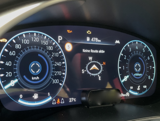 Genesis G70 2.0T Limousine instrumente, Tacho und Drehzahlmesser, dazwischen die Anzeige vom Bordcomputer, Kompass, Navigation