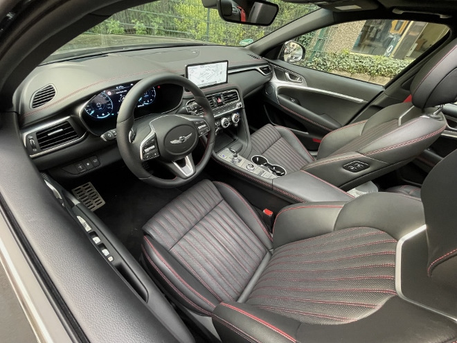 Genesis G70 2.0T Limousine innenraum, Amaturenbrett und Cockpit