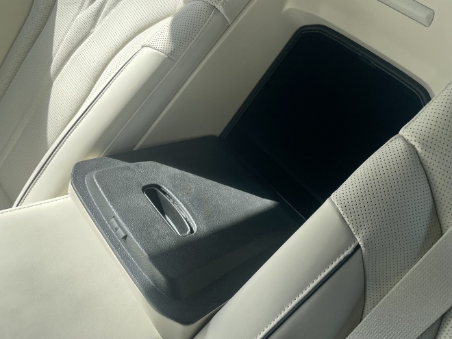Genesis Electrified G80 durchlade für Ski in den Kofferraum