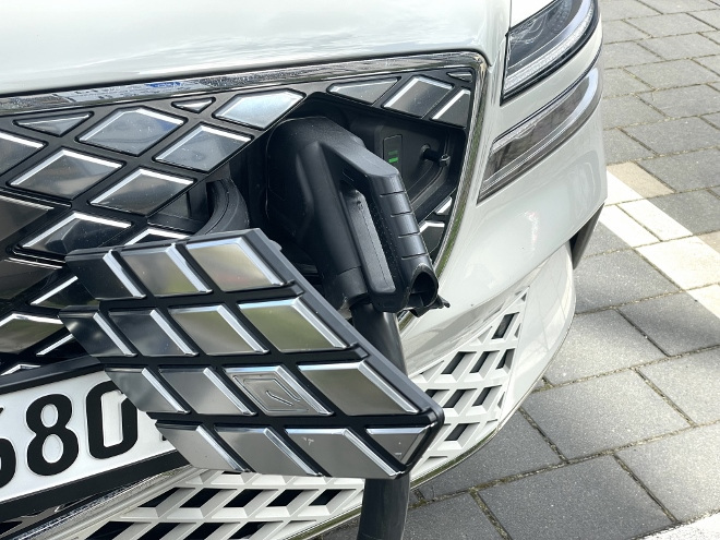 Genesis Electrified G80 klappe, hinter der der Ladeanschluss im Kühlergrill sitzt
