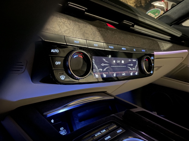 Genesis Electrified G80 klimakonsole nachts