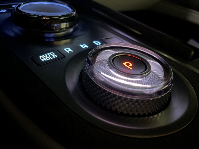 Genesis Electrified G80 verstellrad der Automatik in der Nacht