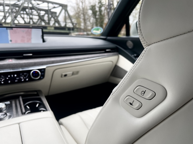 Genesis Electrified G80 Tasten für die Verstellung des Beifahrersitz es, nach vorne oder in der Neigung