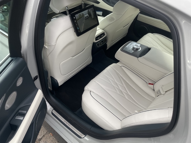 Genesis Electrified G80 Sitzen hinten sitzen, auf der luxuriösen beigen Sitzbank