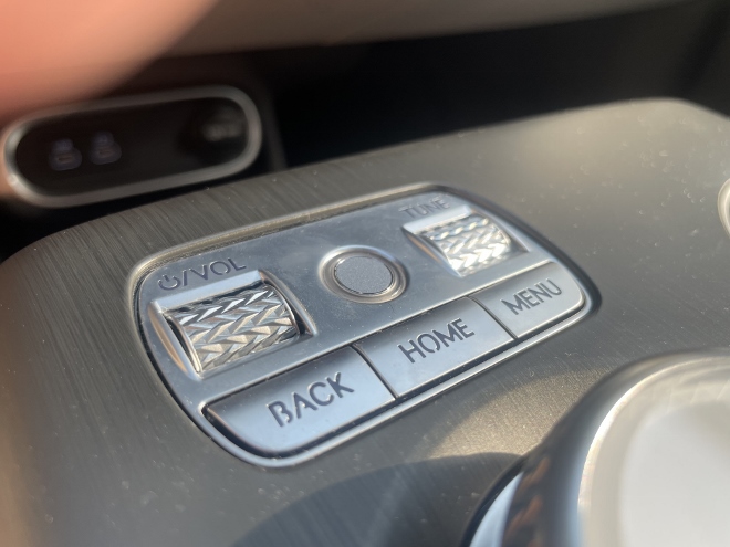 Genesis GV60 Test und Kaufberatung: Schalter für das Einstellen der Lautstärke, back, Home, Menü auf der Mittelkonsole