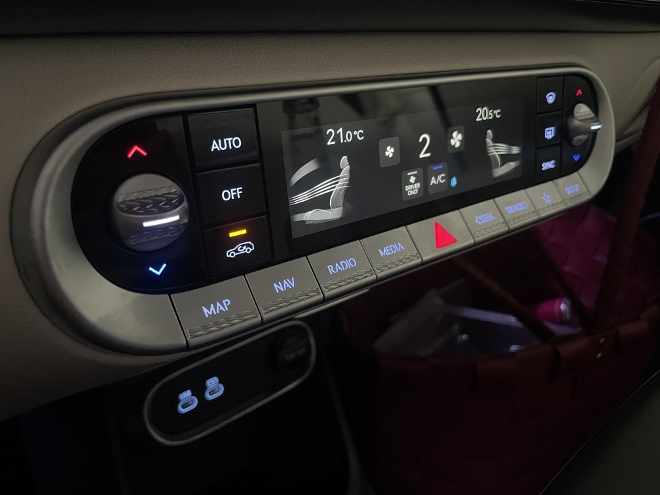 Genesis GV60 Test und Kaufberatung: Konsole für die Klimatisierung mit echten Tasten in Griffnähe