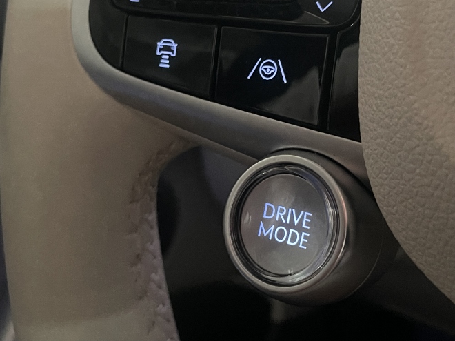 Genesis GV60 Test und Kaufberatung: Drive Mode Schalter am Lenkrad