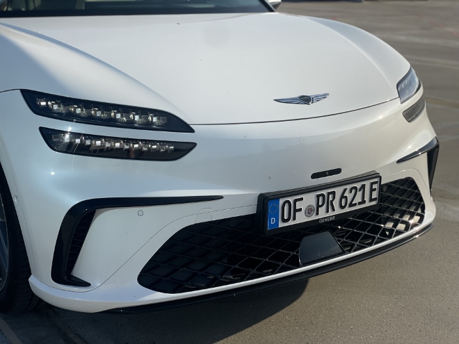 Genesis GV60 Test und Kaufberatung: Scheinwerfer und Kühlergrill und Markenemblem