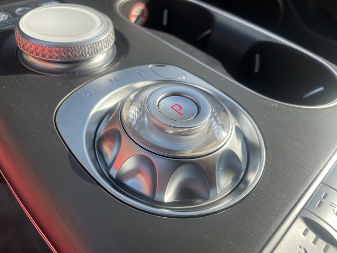 Genesis GV60 Test und Kaufberatung: Schalthebel zum Drehen der Automatik auf der Mittelkonsole. Nach dem Start zum Schalten