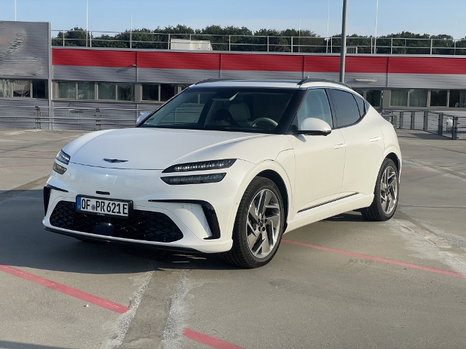 Genesis GV60 Test und Kaufberatung: Front und Seite. Lackfarbe weiß, Lackierung weiß, im Test