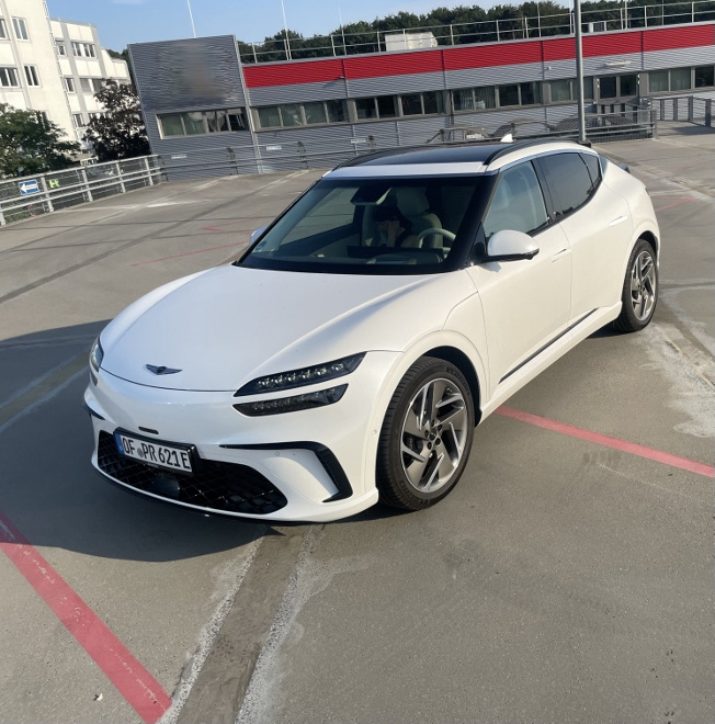 Genesis GV60 Test und Kaufberatung: in weiß Frontansicht und Seitenansicht