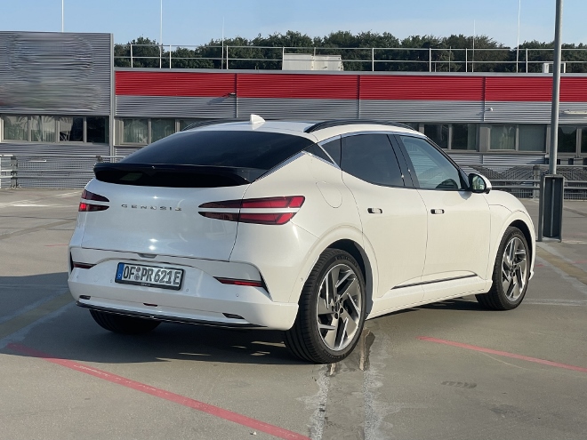 Genesis GV60 Test und Kaufberatung: in weiß. Heckansicht und Seitenansicht