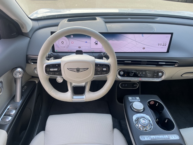 Genesis GV60 Test und Kaufberatung: Cockpit mit Panorama, Bildschirm, Lenkrad und Mittelkonsole und Head-up-Display
