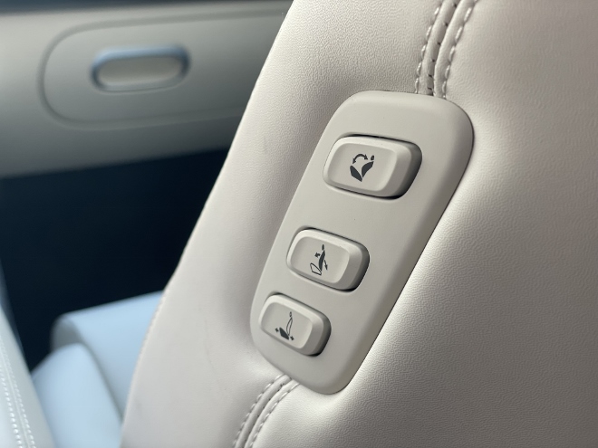 Genesis GV60 Test und Kaufberatung: Schalter links am Beifahrersitz zum Vorfahren und kippen der Lehne des Beifahrersitz