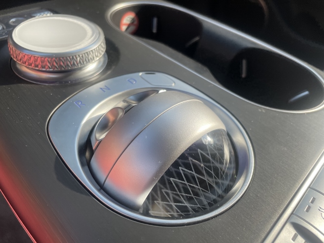 Genesis GV60 Test und Kaufberatung: Kugel der Automatik auf der Mittelkonsole. Beim Start, sich drehend