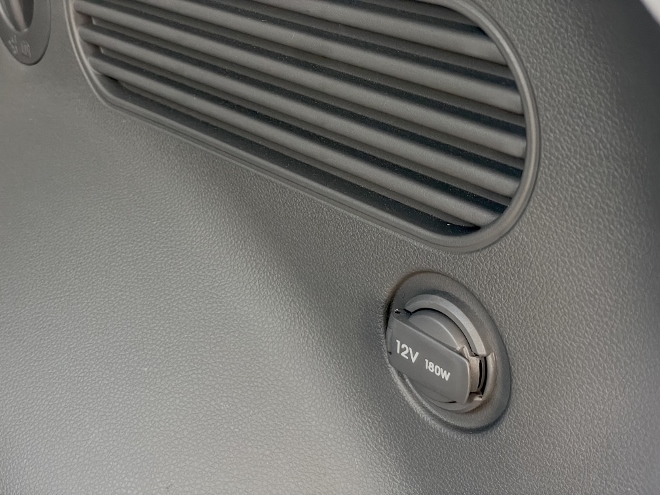Genesis GV60 Test und Kaufberatung 12 V Steckdose mit 180 W auf der rechten Seite des Kofferraum