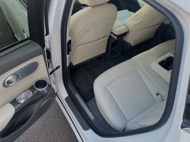 Genesis GV60 Test und Kaufberatung: hinten sitzen auf der Sitzbank. Beinfreiheit, Schulterfreiheit, Armlehne und Becherhalter.