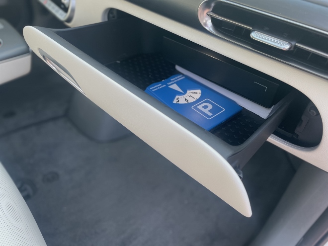 Genesis GV60 Test und Kaufberatung: Schublade des ausfahrbar Handschuhfach vor dem Beifahrersitz