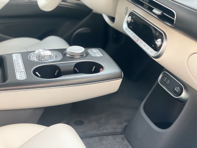 Genesis GV60 Test und Kaufberatung: schwebende Mittelkonsole zwischen den Vordersitzen. Raum zwischen den Vordersitzen zum abstellen einer Tasche