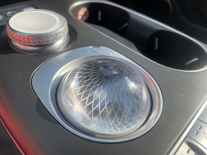 Genesis GV60 Test und Kaufberatung: Kugel der Automatik auf der Mittelkonsole. Vor dem Start im Ruhezustand