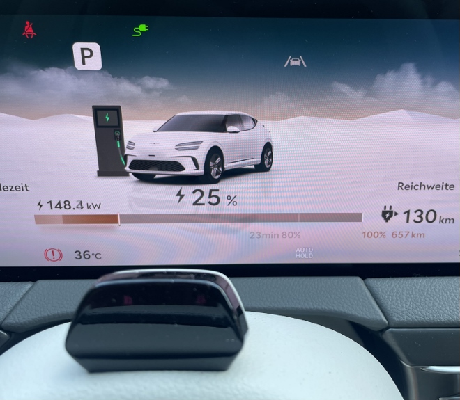 Genesis GV60 Test und Kaufberatung: Anzeige des Ladestand in Prozent, der Reichweite und der Lade Geschwindigkeit im Display hinter dem Lenkrad