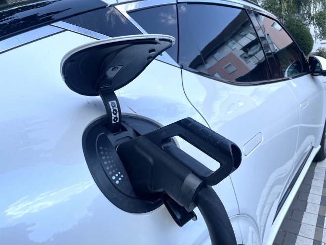 Genesis GV60 Test und Kaufberatung: Ladeklappe und Ladeanschluss hinten rechts