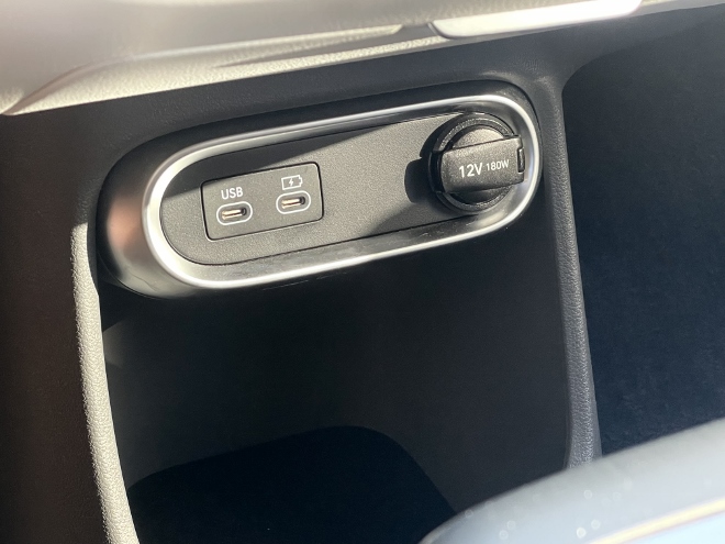 Genesis GV60 Test und Kaufberatung: USB Anschlüsse und 12 V Steckdose mit 180 W vorne zwischen den Vordersitzen