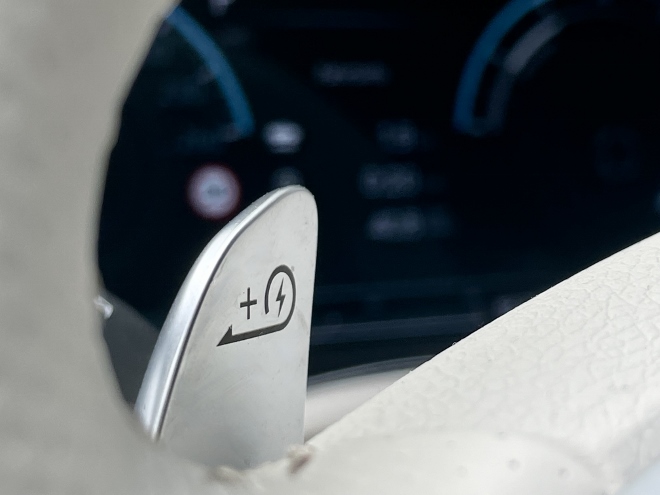 Genesis Electrified GV70 Taste für die Rekuperation am Lenkrad