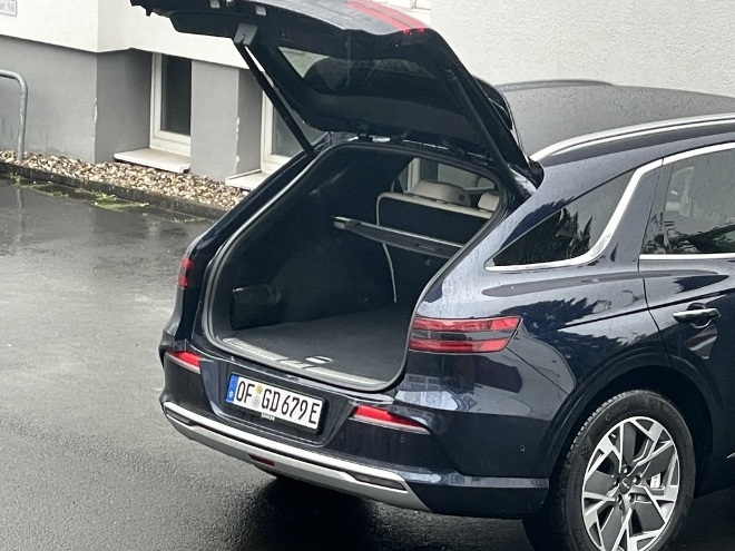 Genesis Electrified GV70 Kofferraum und Stehhöhe unter der Heckklappe