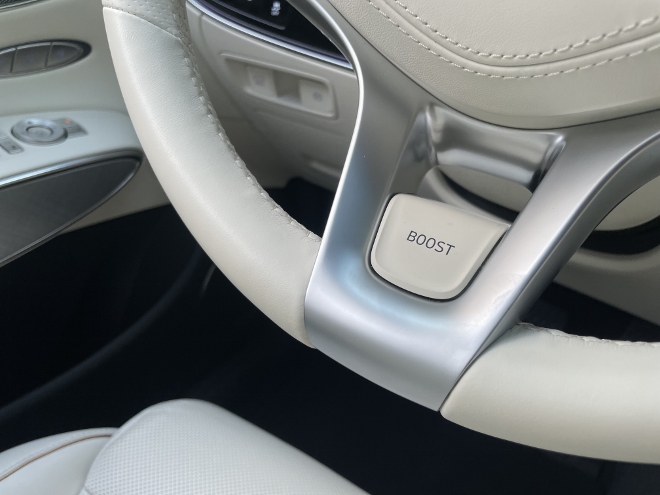 Genesis Electrified GV70 Boost Taste am Lenkrad
