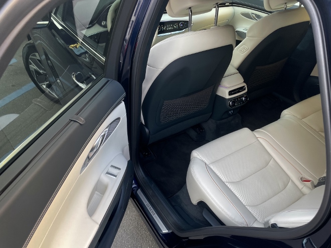 Genesis Electrified GV70 hinten sitzen auf den mit Leder bezogen Rücksitzen