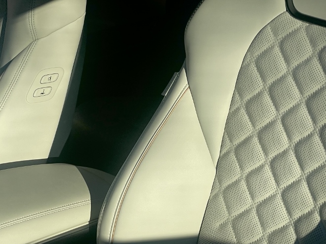 Genesis Electrified GV70 abgestepptes Lederpolster