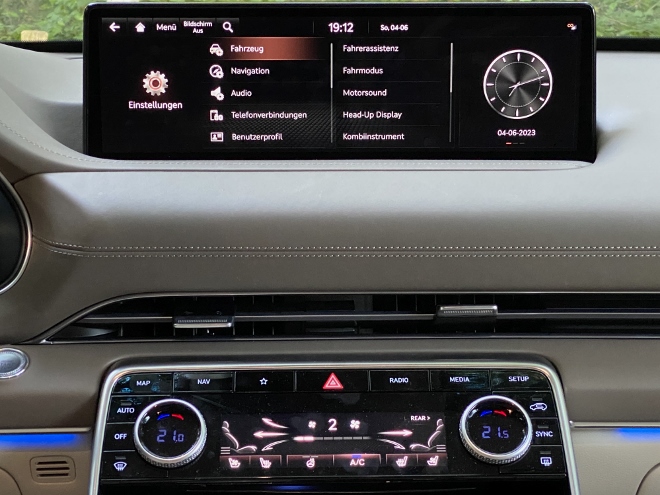 Genesis GV80 3.0 Diesel Touchscreen auf dem Armaturenbrett und Klimakonsole