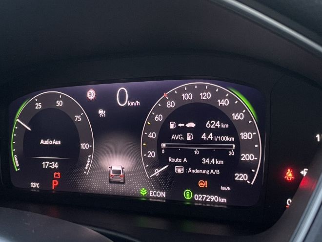 Honda Civic e:HEV Hybrid Instrumente und Verbrauchsanzeige und Anzeige der Reichweite