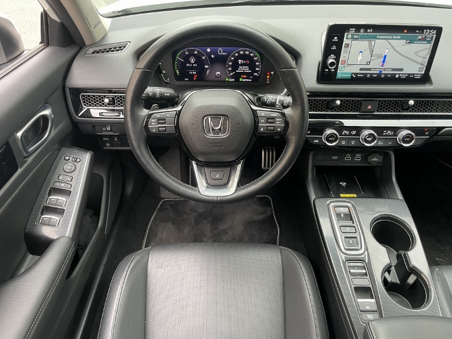 Honda Civic e:HEV Hybrid cockpit, Lenkrad, Instrumente und Touchcreen