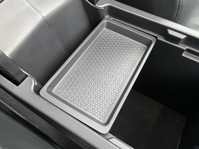 Test Honda CR-V e:HEV Hybrid AWD Test: ablagefach zwischen den Vordersitzen mit oberem Tablett 